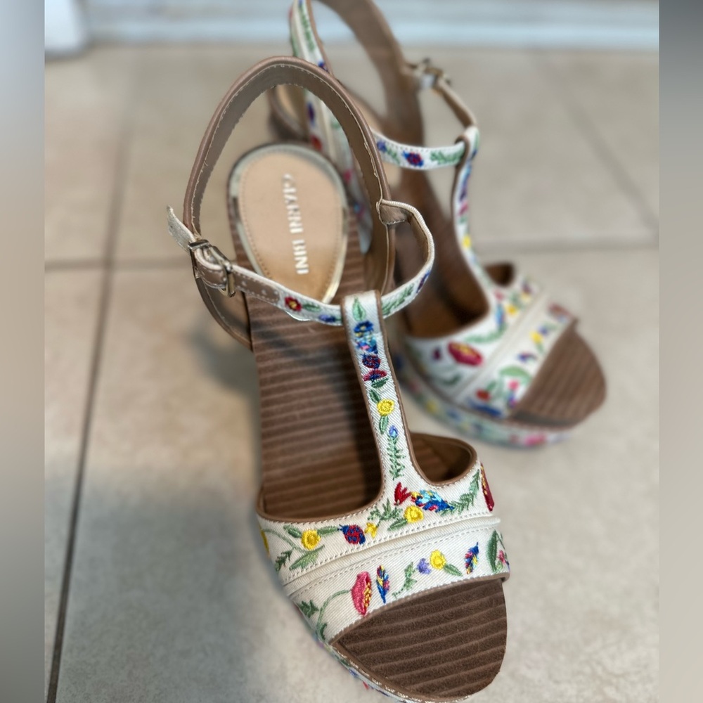 Gianni Bini Floral heels